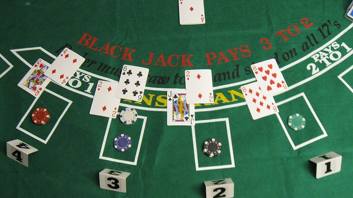 Une main de blackjack distribuée sur le tapis vert