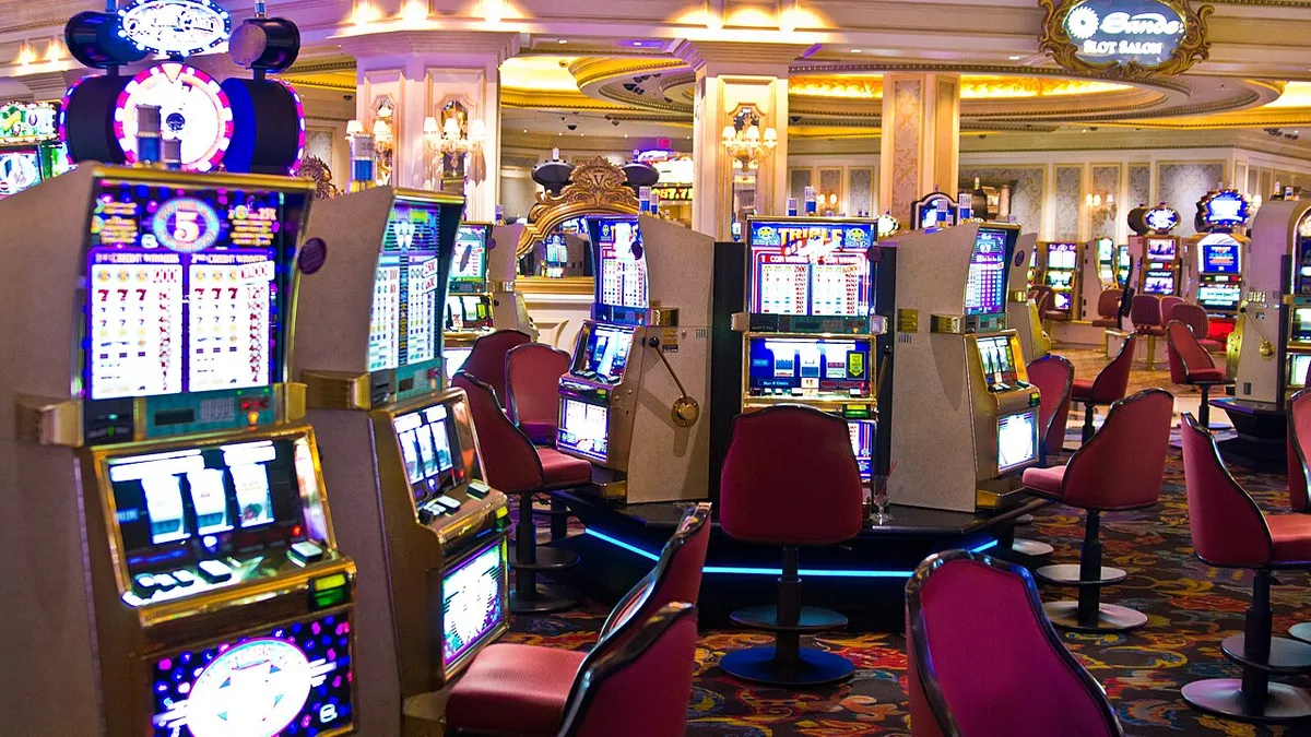 Rangées de machines à sous dans une salle de casino
