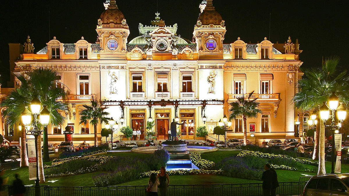 Le Casino de Monte-Carlo illuminé la nuit