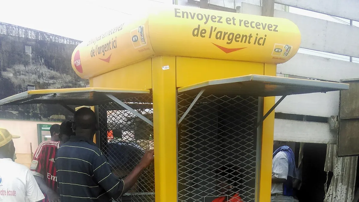 Un kiosque de mobile money dans une ville d’Afrique francophone